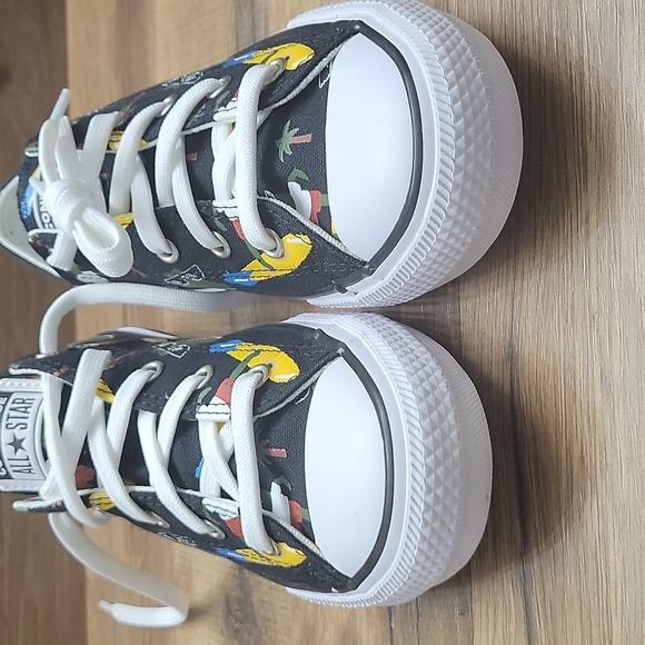 Converse Brand new in the box size junior 4=size women's 6. - Picture 13 of 15